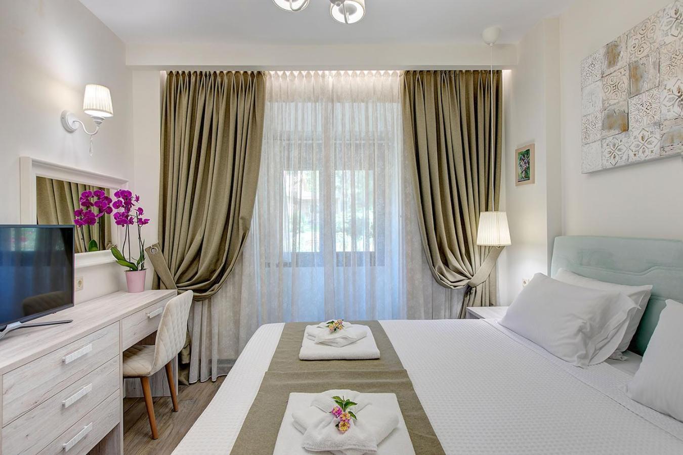 Artemisia Villa With Outdoor Hot Tub, Sani Luxury Villas Collection ภายนอก รูปภาพ